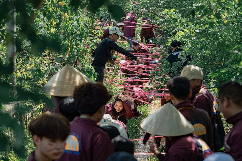 Una persona che sceglie un corso di leadership su un tablet.